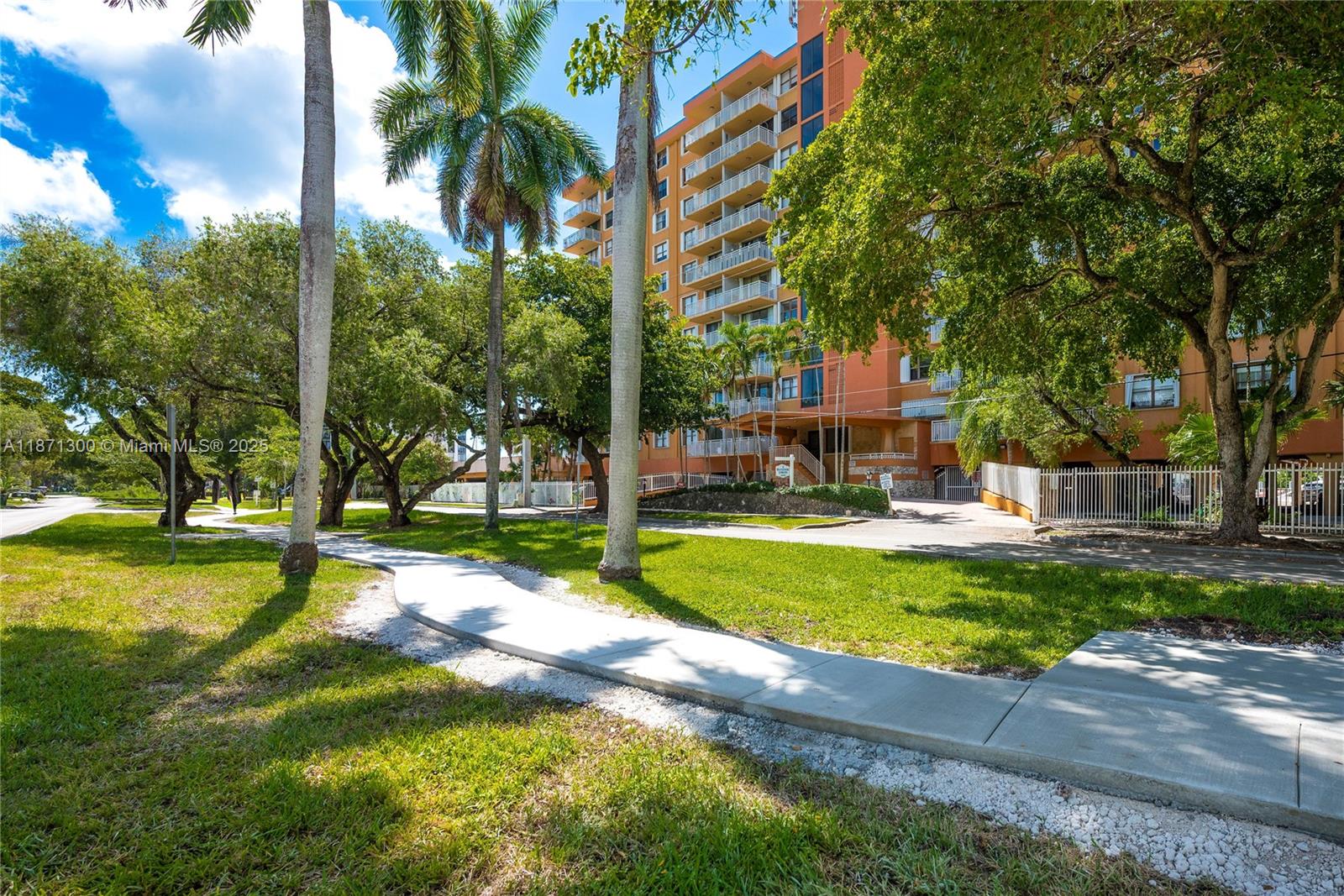 2450 NE 135th St # 607, North Miami Unit: 607