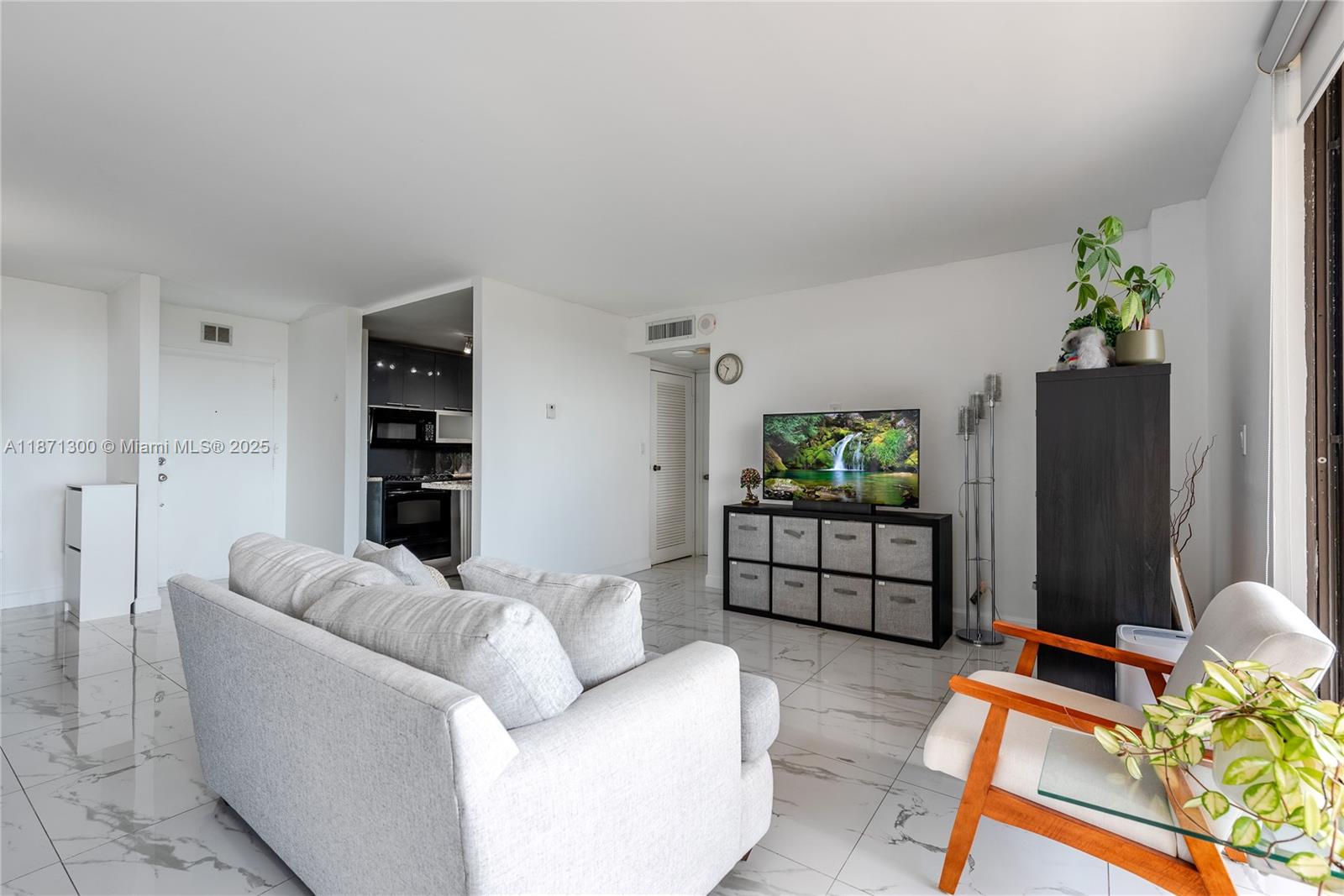 2450 NE 135th St # 607, North Miami Unit: 607