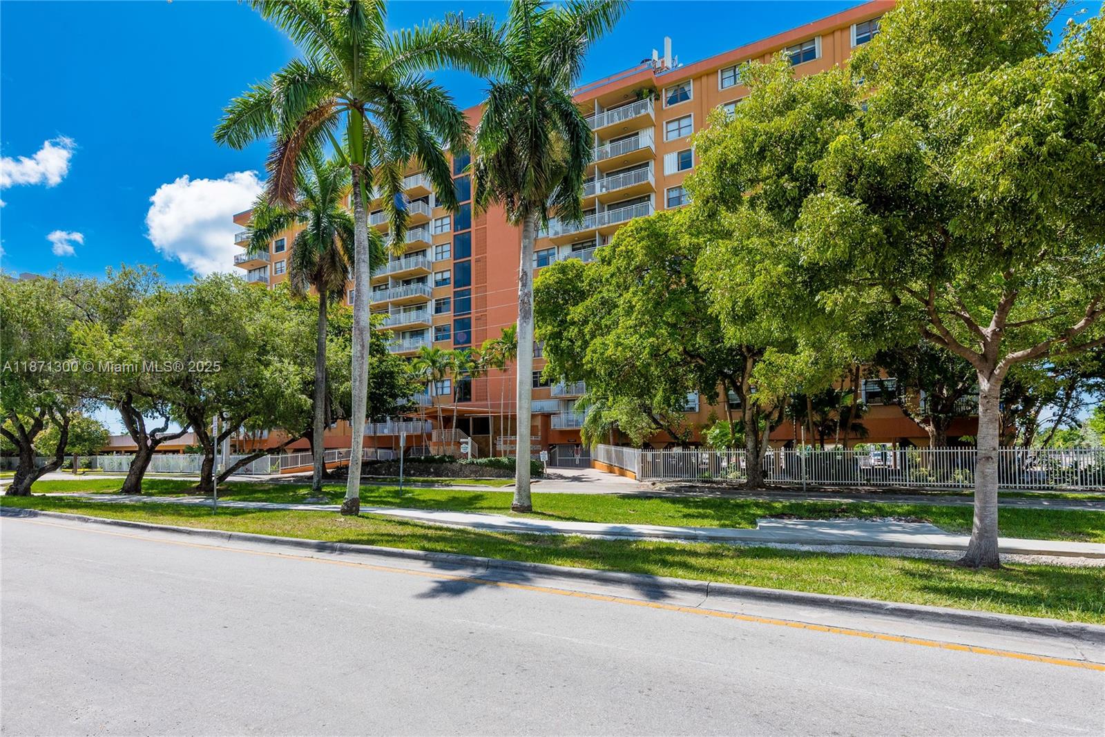 2450 NE 135th St # 607, North Miami Unit: 607