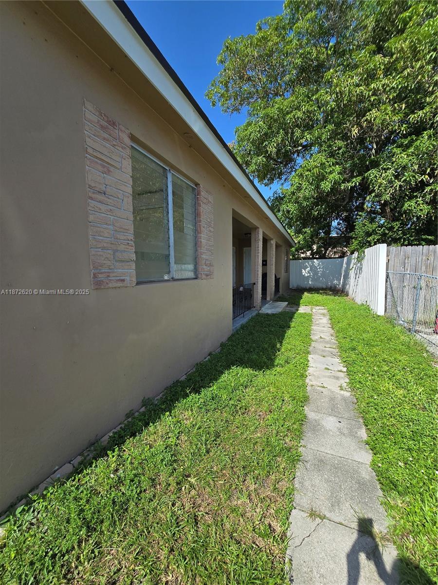 724 SW 7th Ter # 2, Hallandale Beach Unit: 1-2