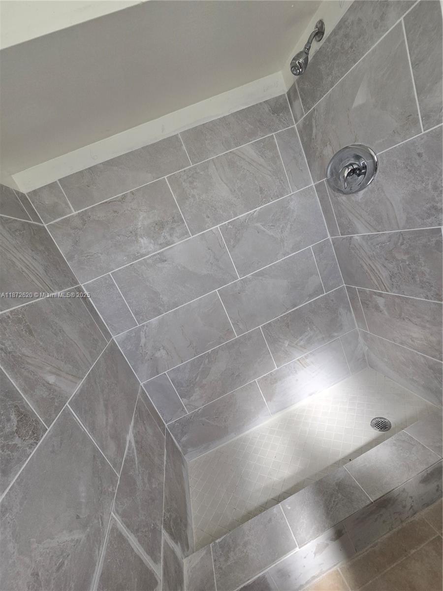 724 SW 7th Ter # 2, Hallandale Beach Unit: 1-2