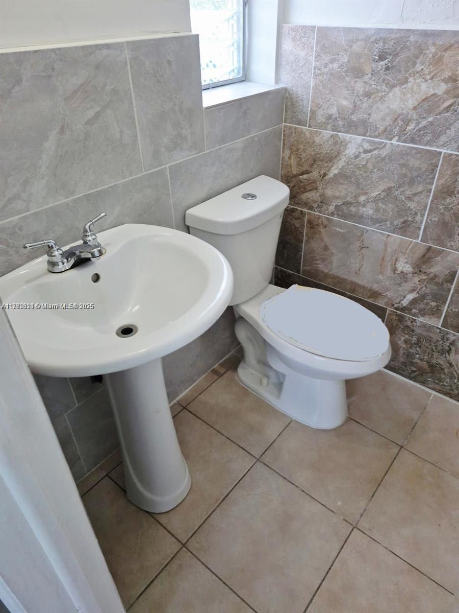 724 SW 7th Ter # 2, Hallandale Beach Unit: 1-2