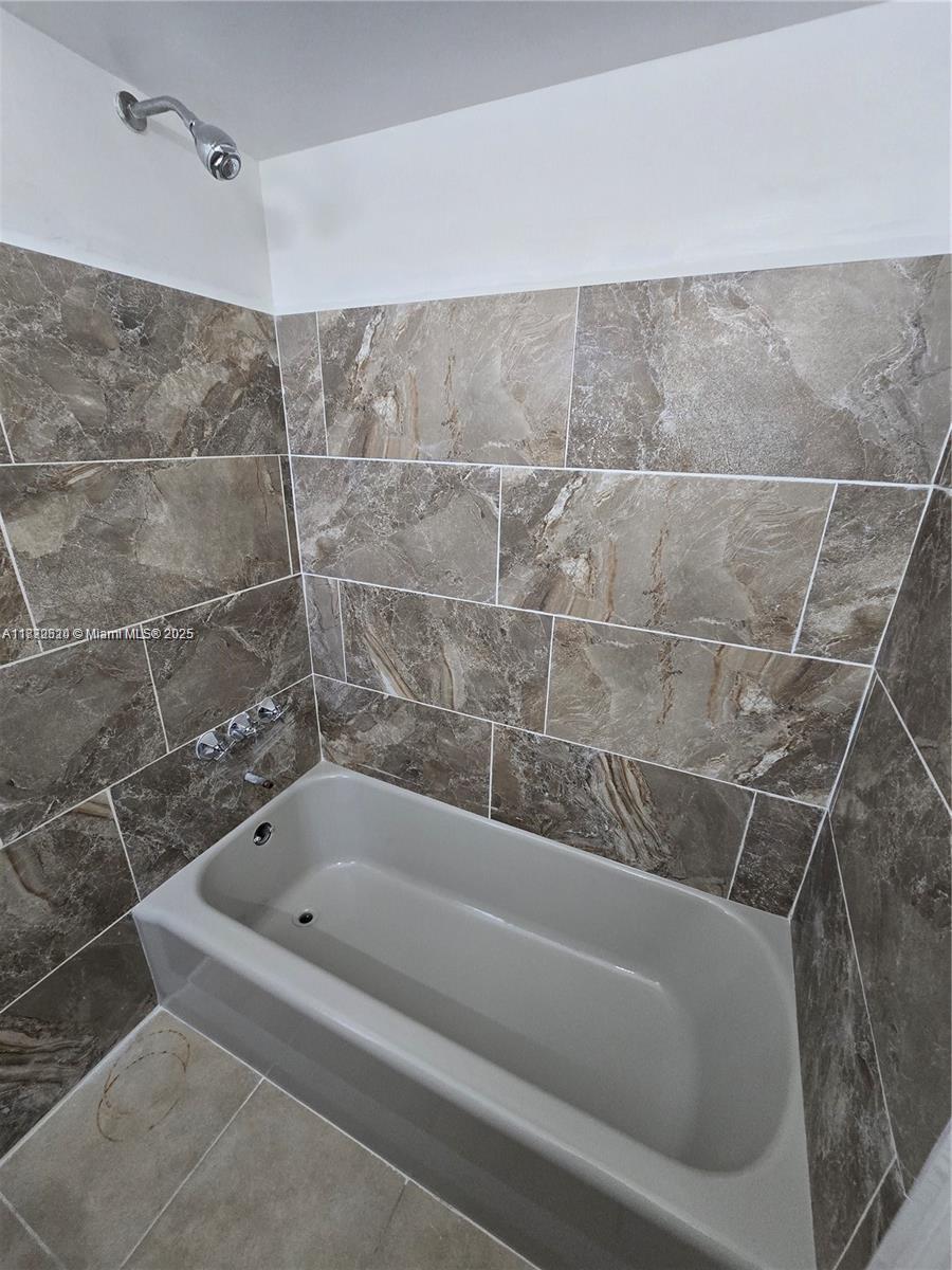 724 SW 7th Ter # 2, Hallandale Beach Unit: 1-2