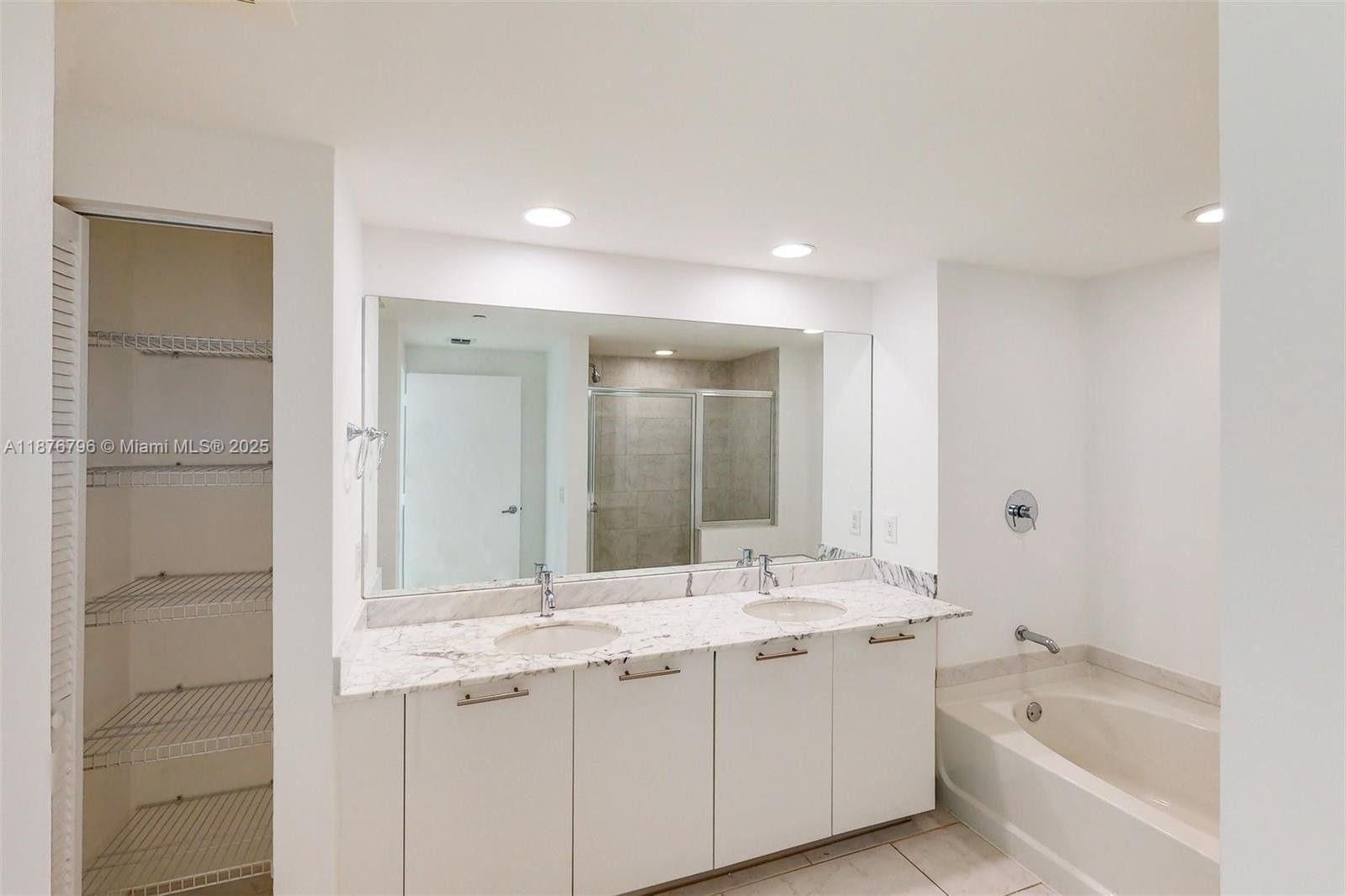 951 Brickell Ave # 810