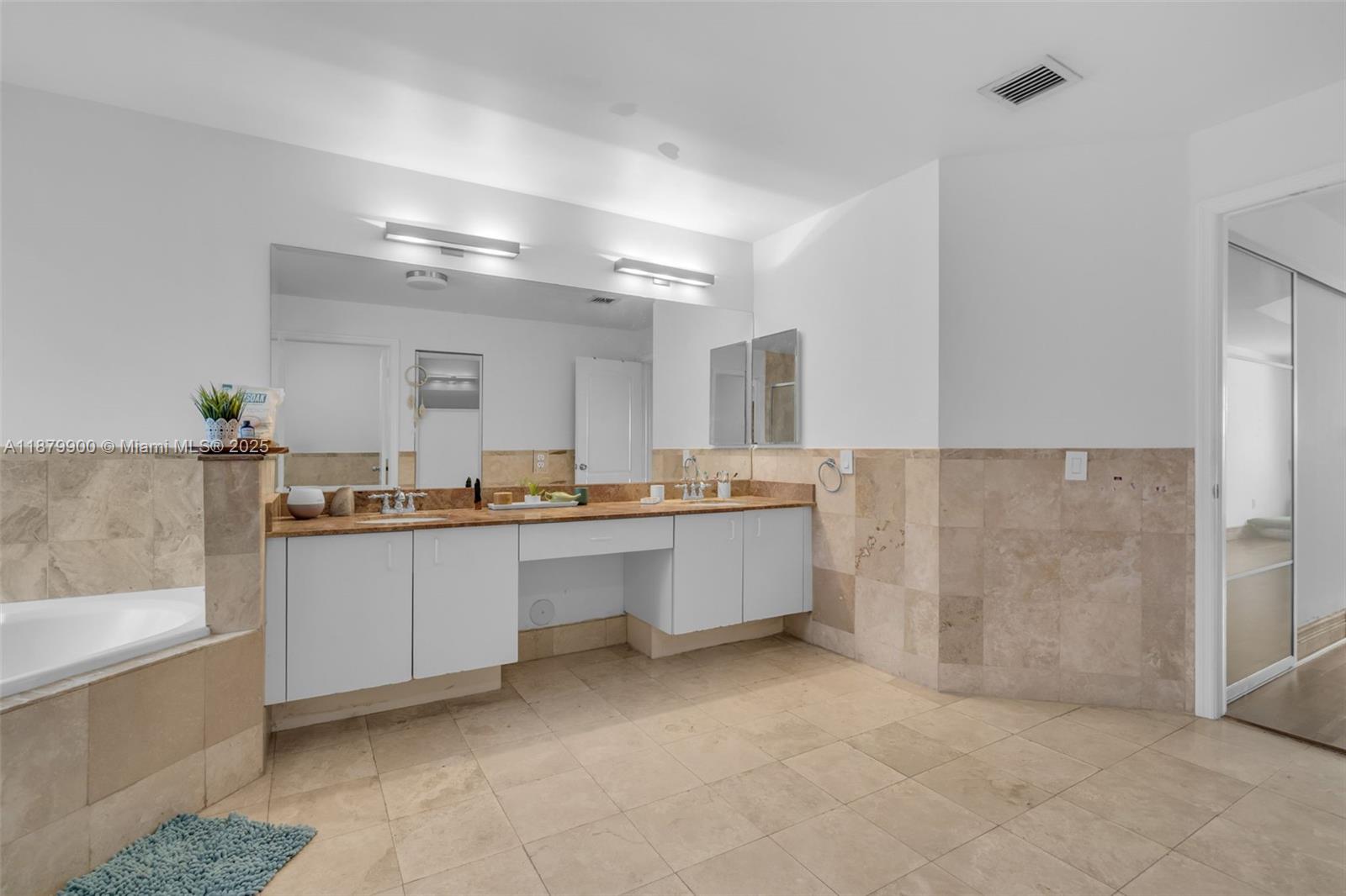 10940 NW 67th St