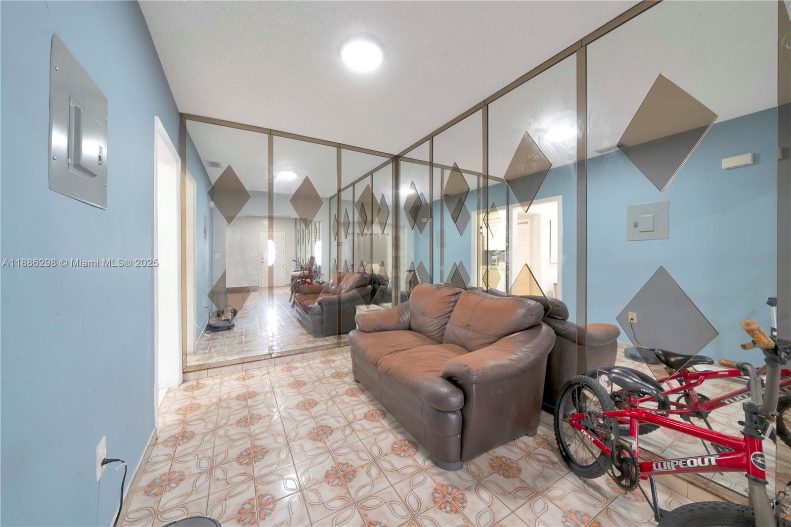 334 E 18th St # 2