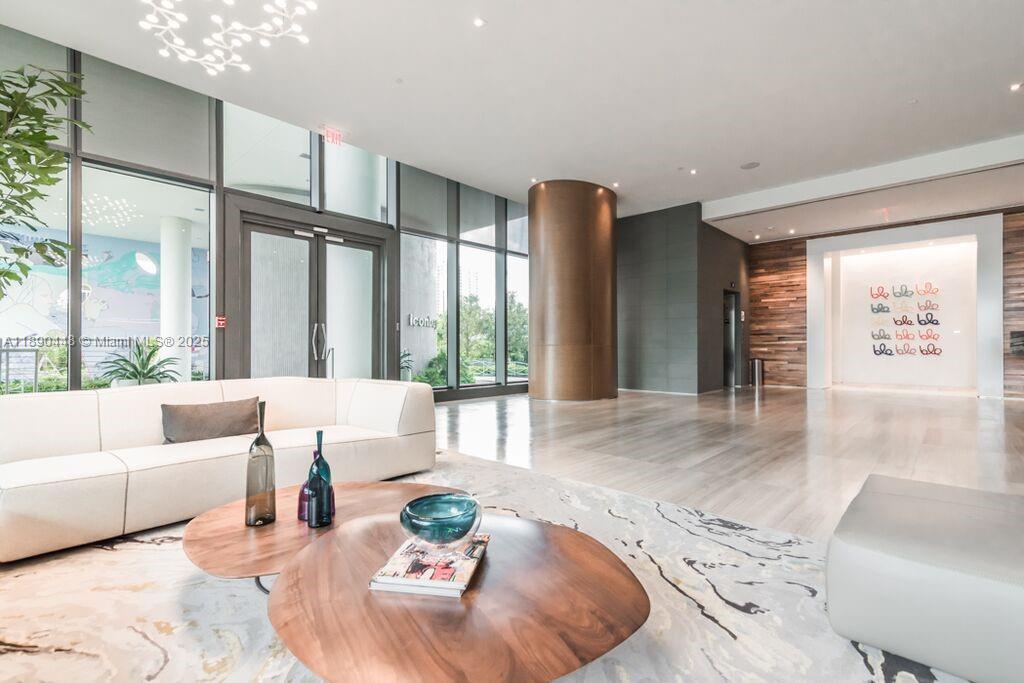 460 NE 28th St # 2508