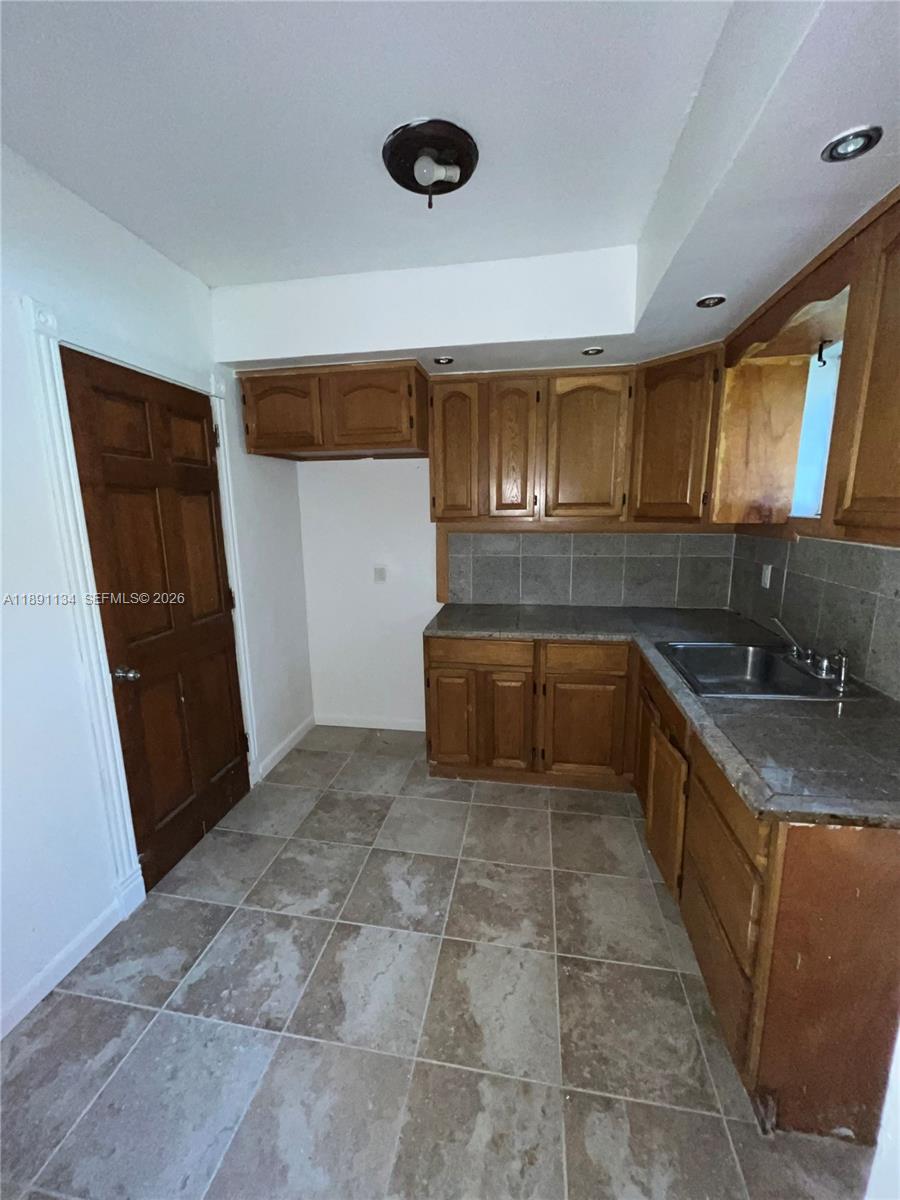 1043 NW 75th St