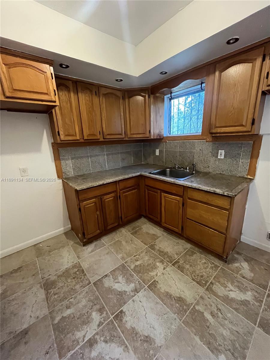 1043 NW 75th St