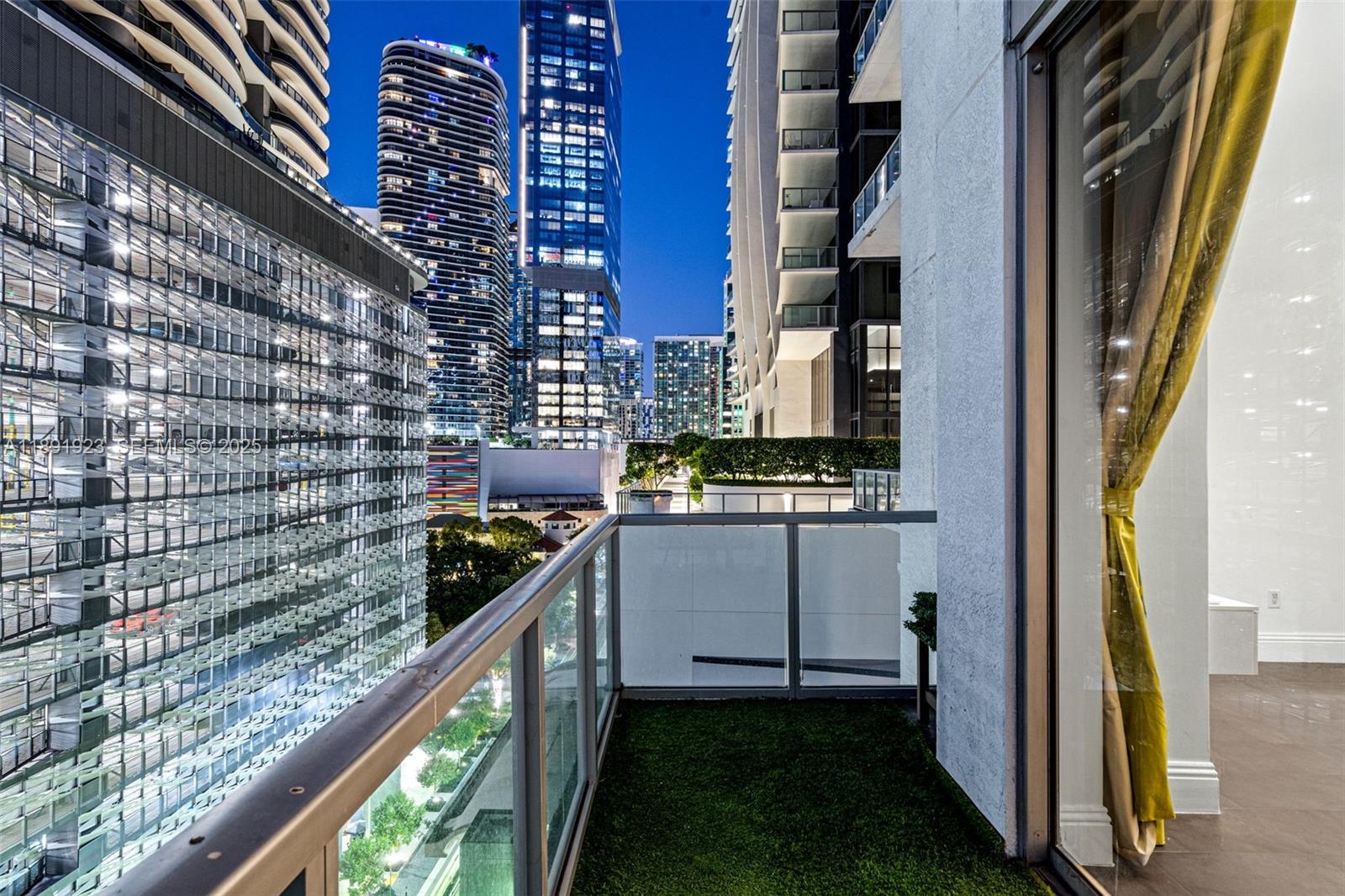 1050 Brickell Ave # 1006