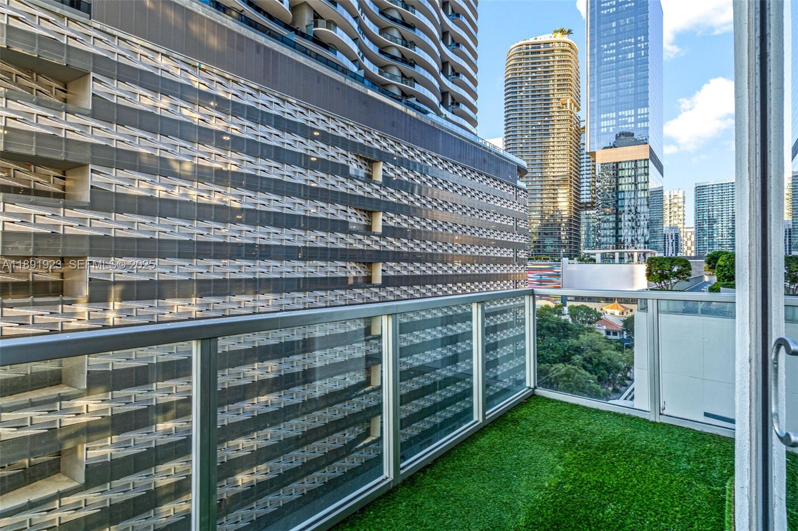 1050 Brickell Ave # 1006