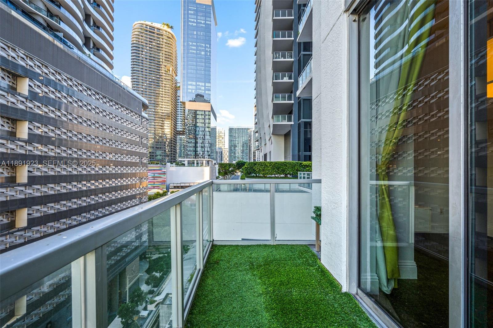 1050 Brickell Ave # 1006