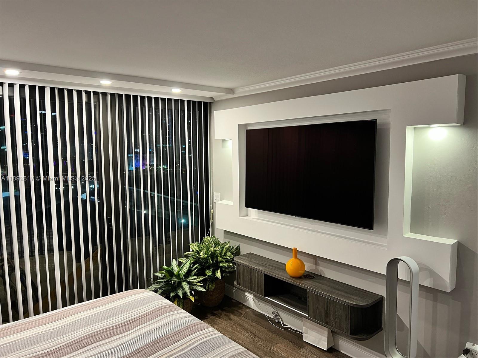 555 NE 15th St # 12J