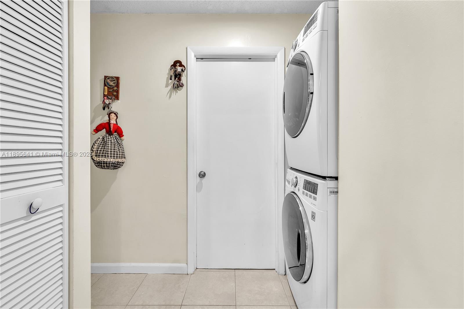 9110 S Lake Miramar Cir