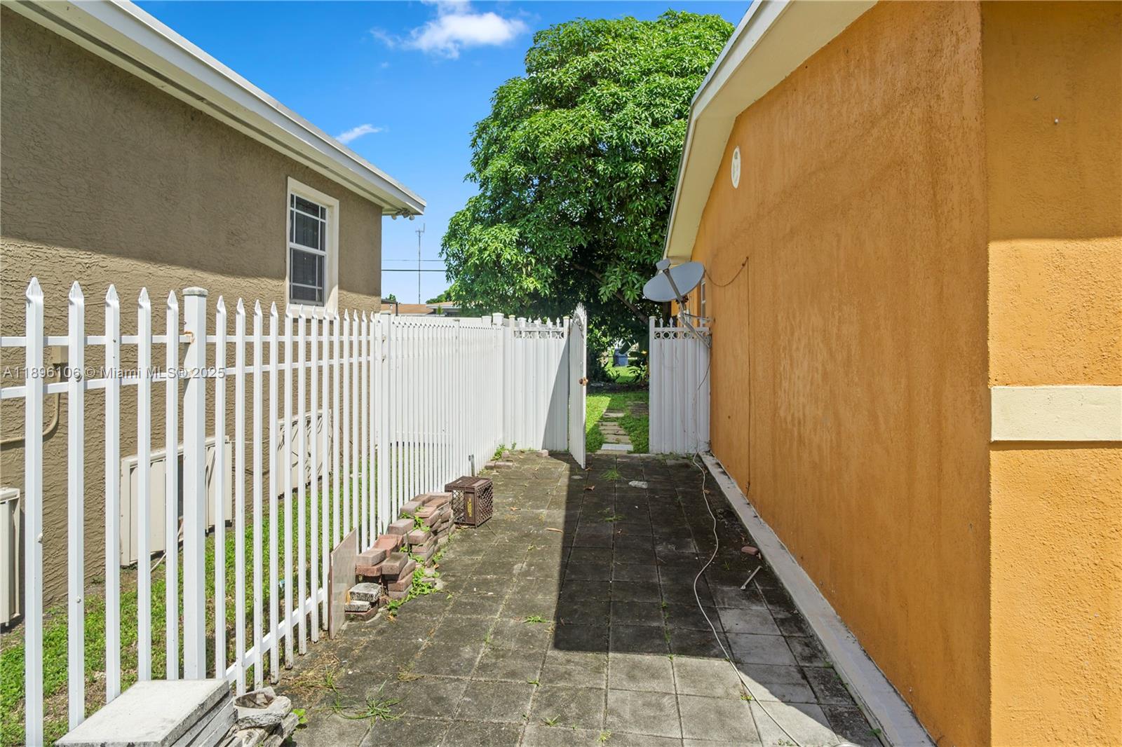 811 NW 196th Ter