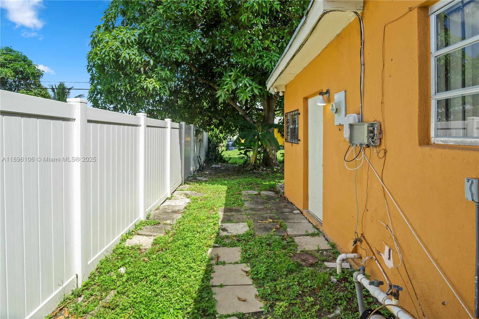 811 NW 196th Ter