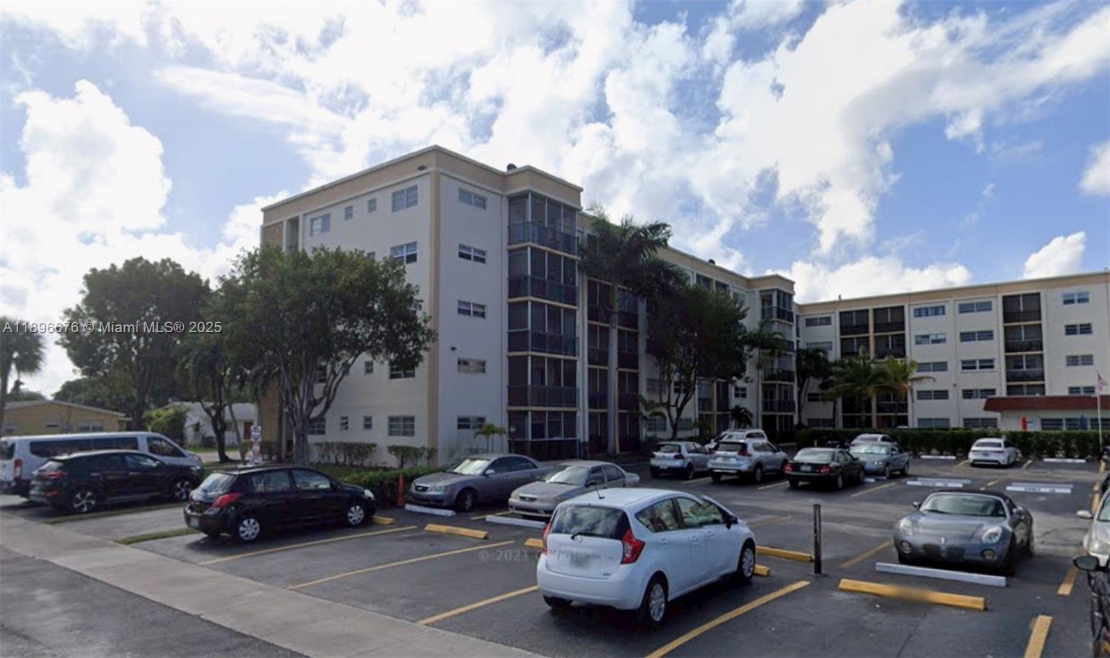 220 SW 9th Ave # 301, Hallandale Beach Unit: 301