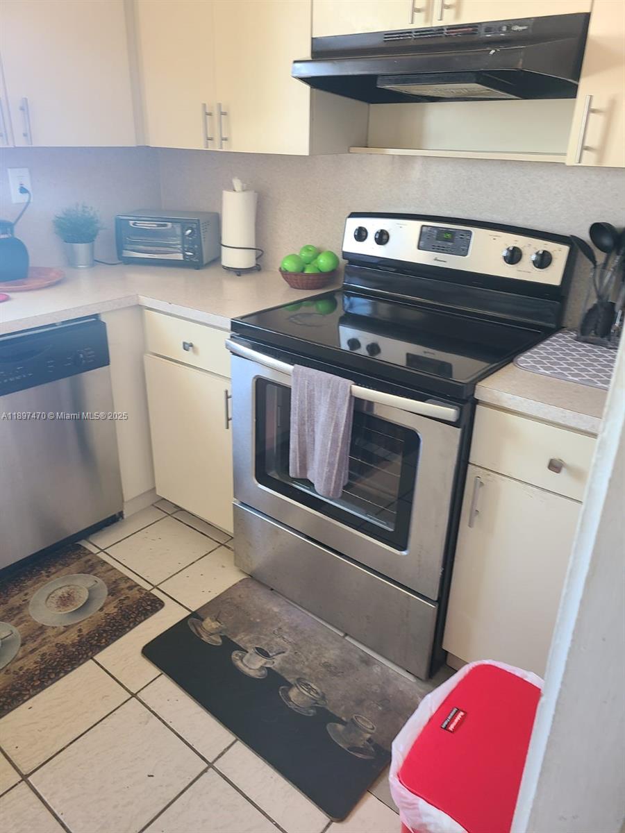 821 Collins Ave # 402, Miami Beach Unit: 402