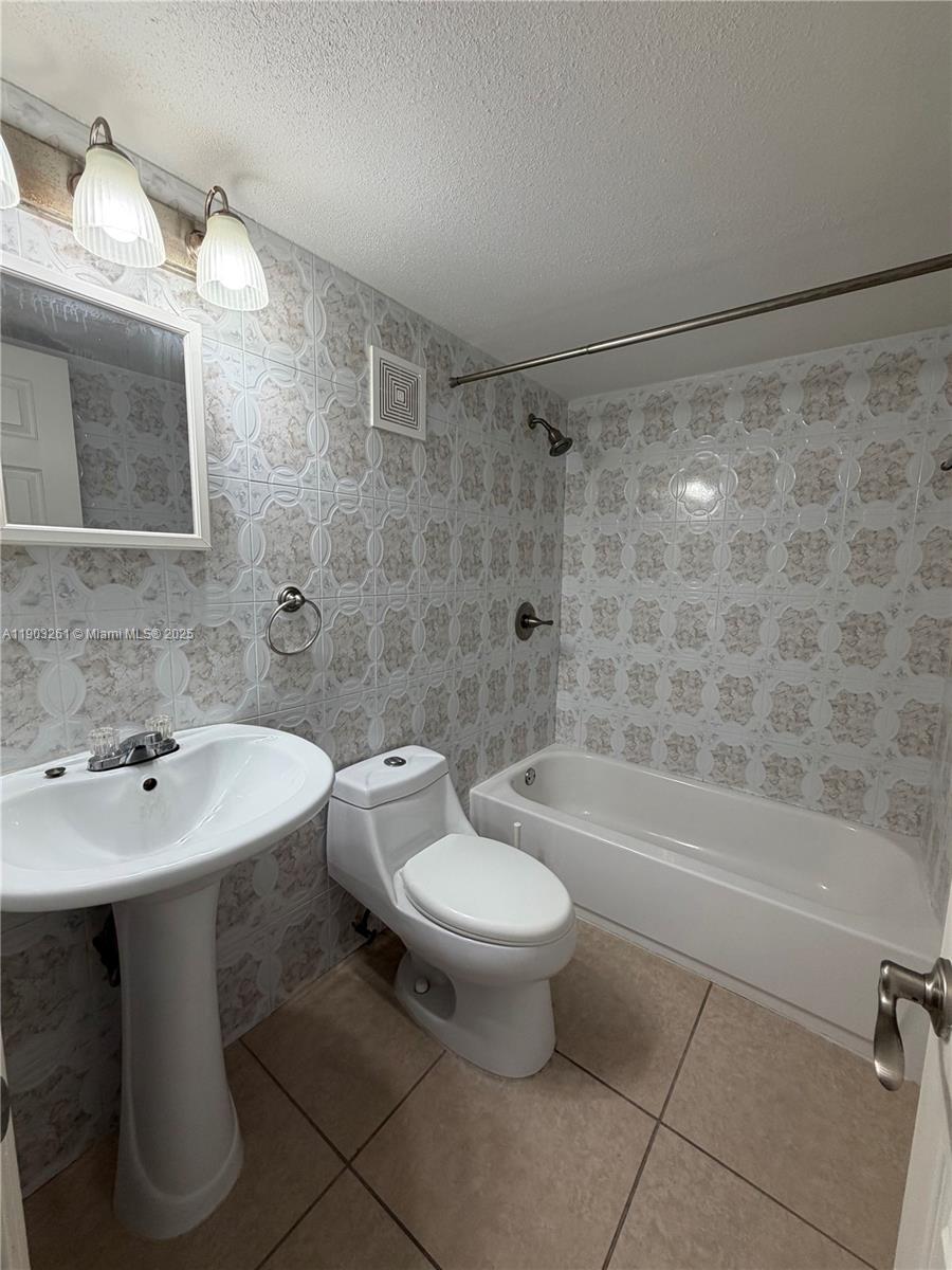 1055 W 77th St # 411, Hialeah Unit: 411