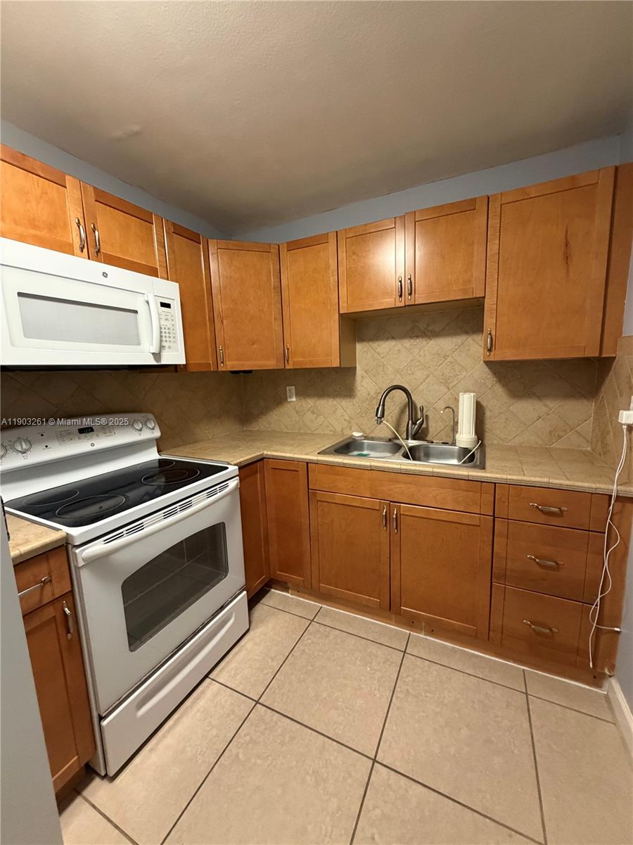 1055 W 77th St # 411, Hialeah Unit: 411