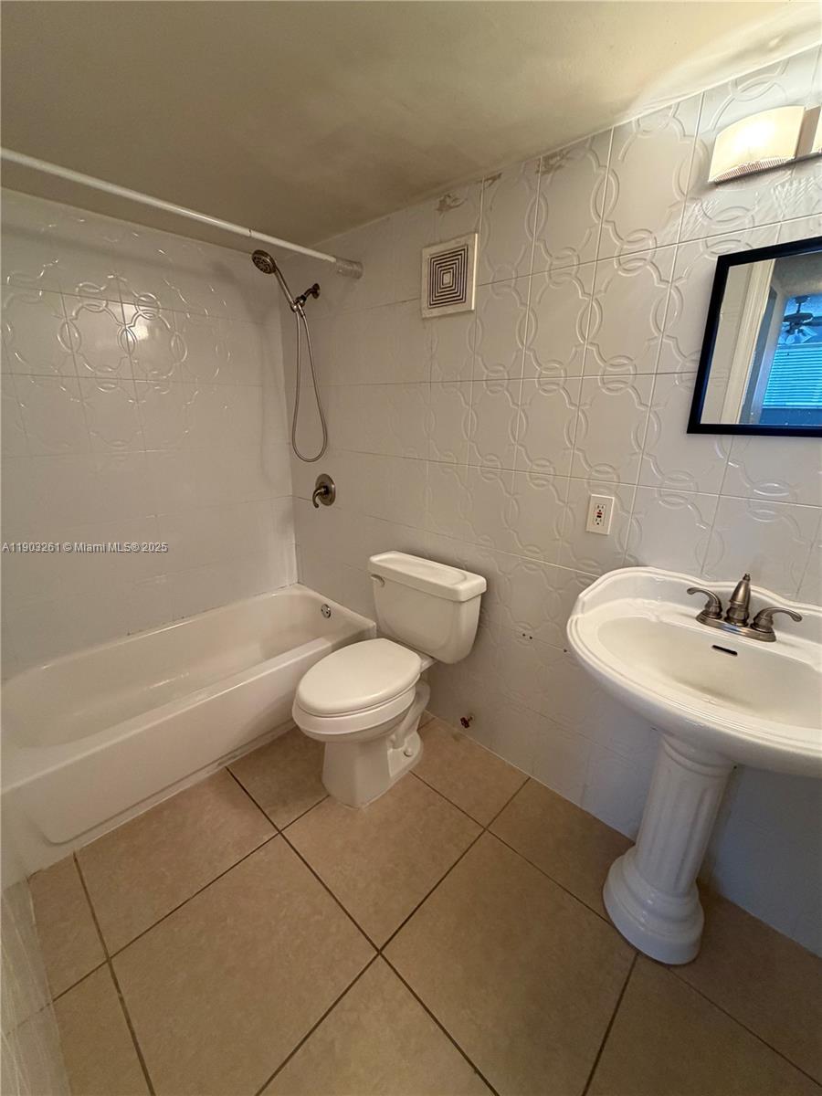 1055 W 77th St # 411, Hialeah Unit: 411