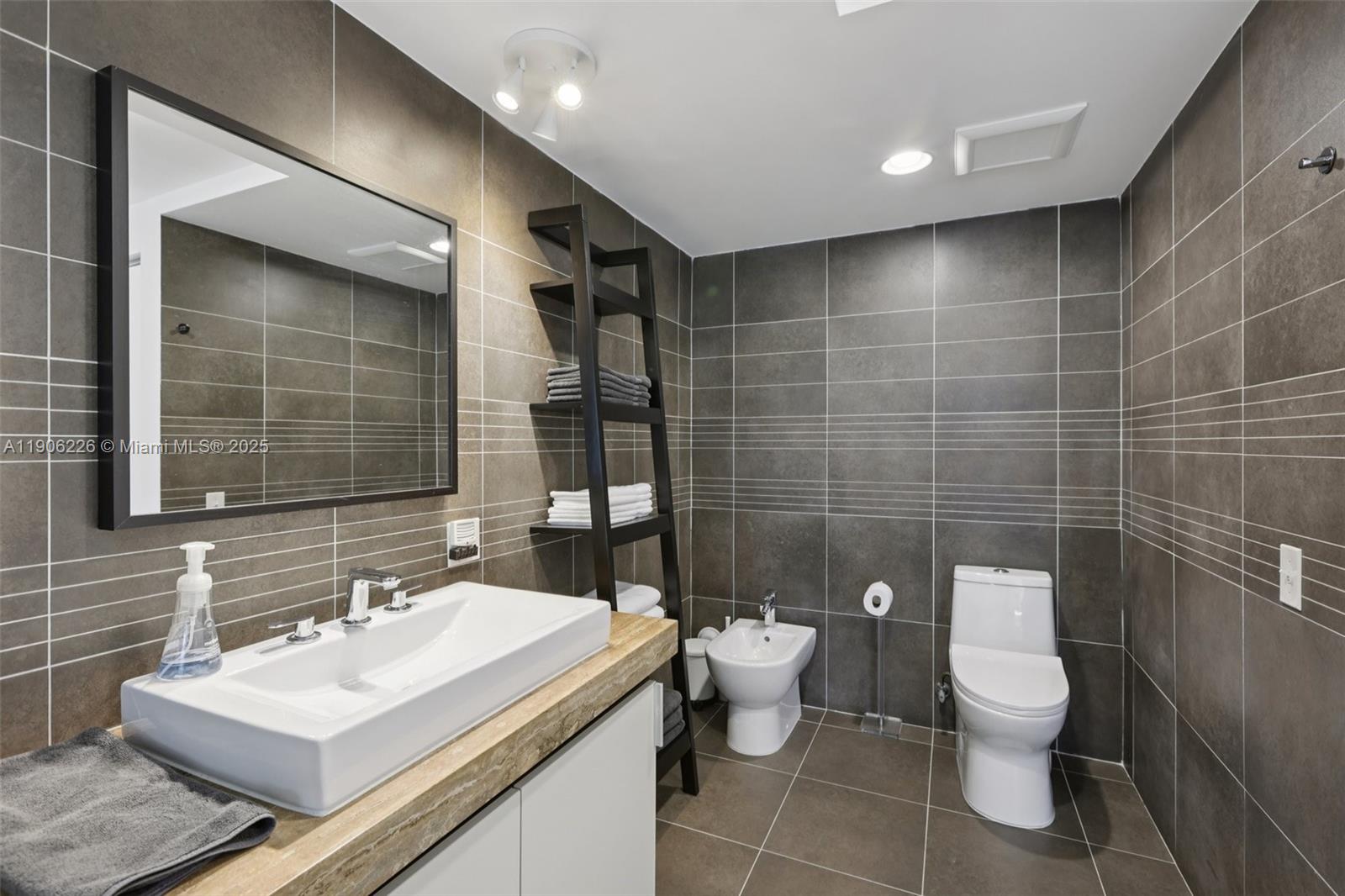 2155 Washington Ct # 303