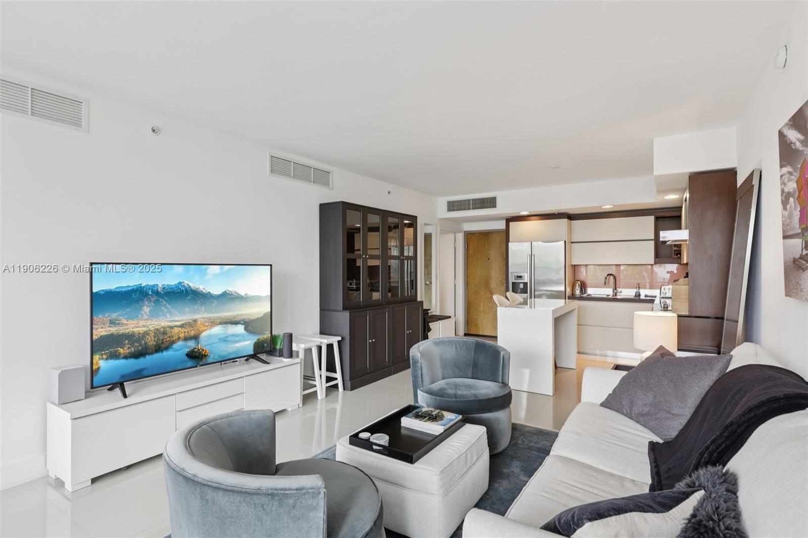 2155 Washington Ct # 303