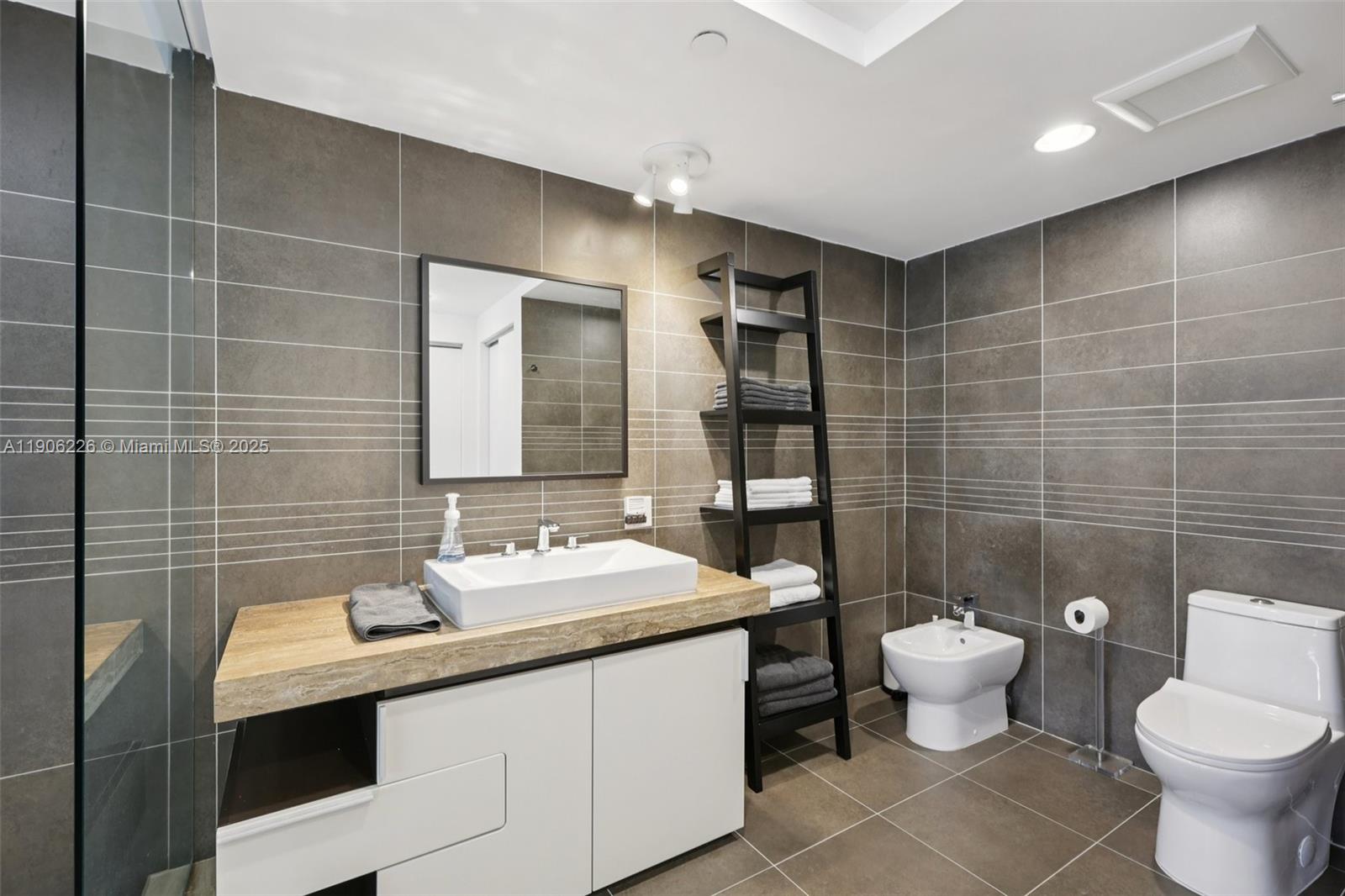 2155 Washington Ct # 303