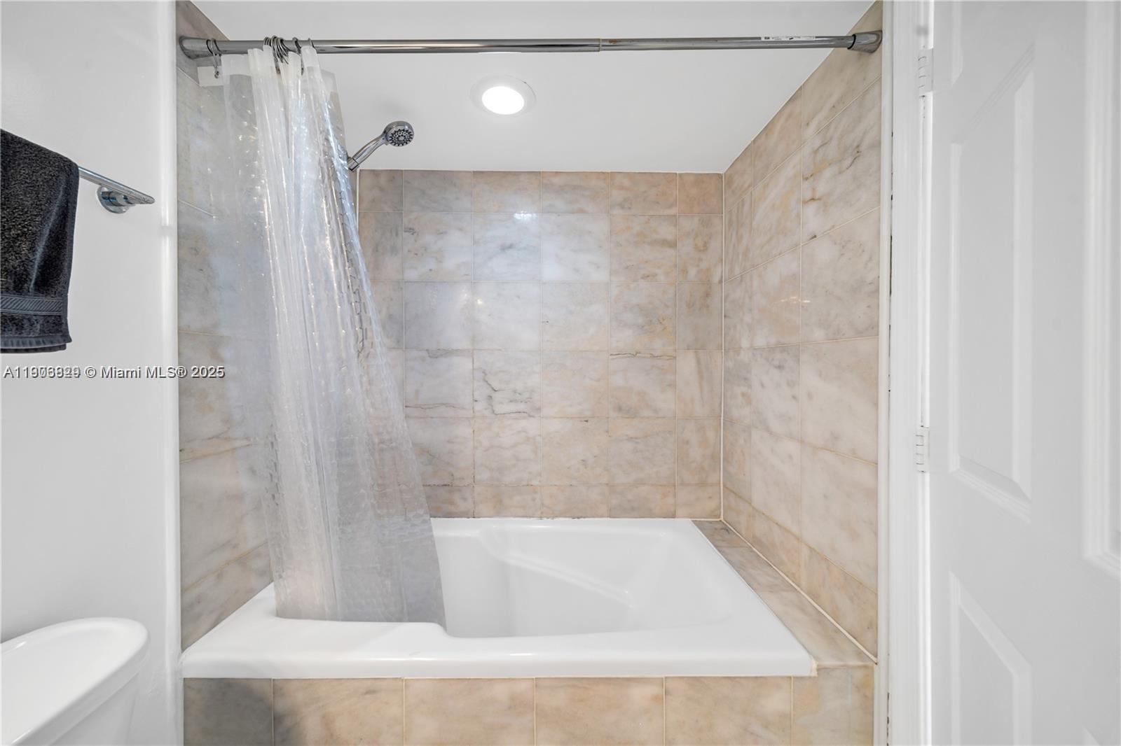 6362 Collins Ave # 506