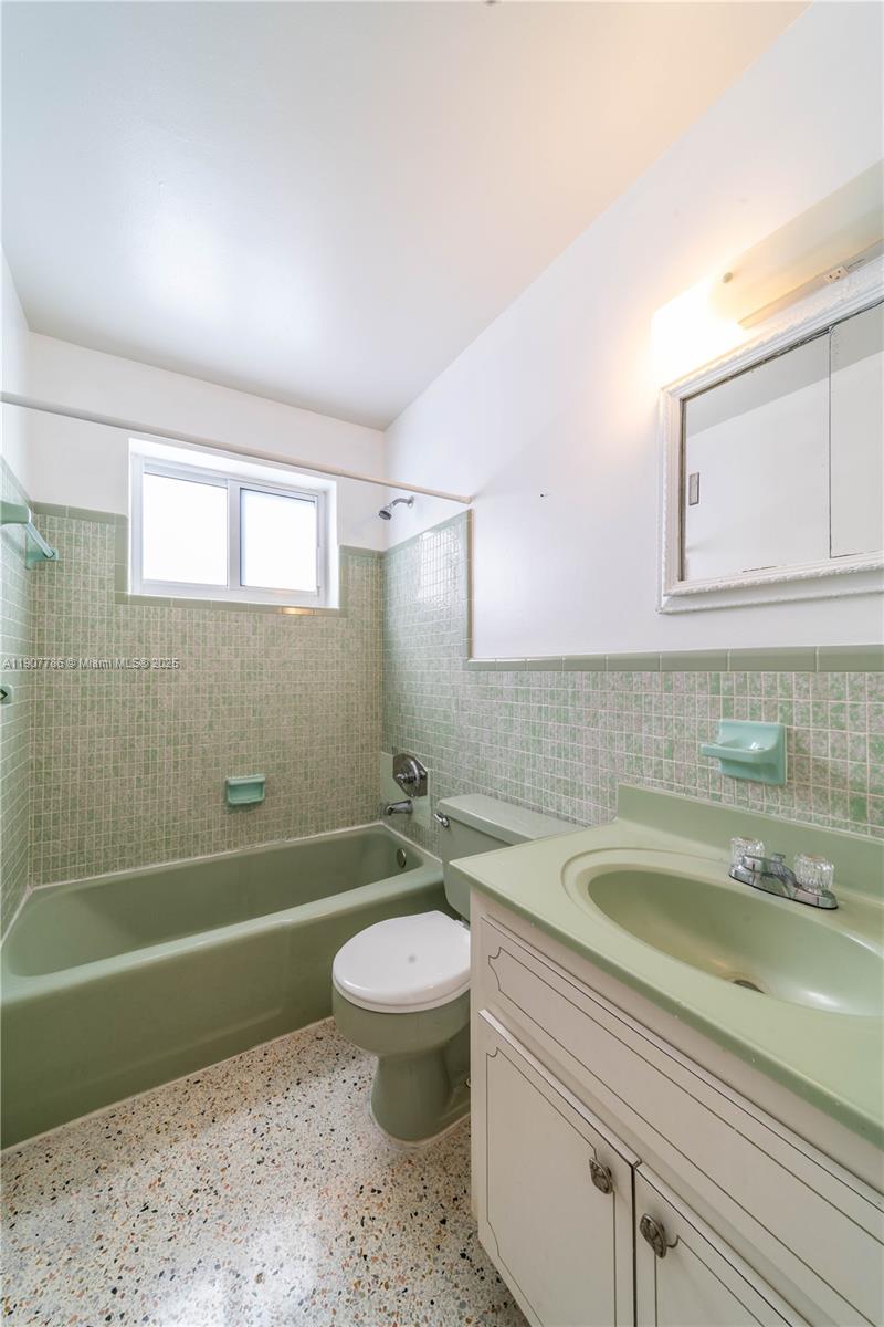 21 NW 33rd Ave Unit: UPPER