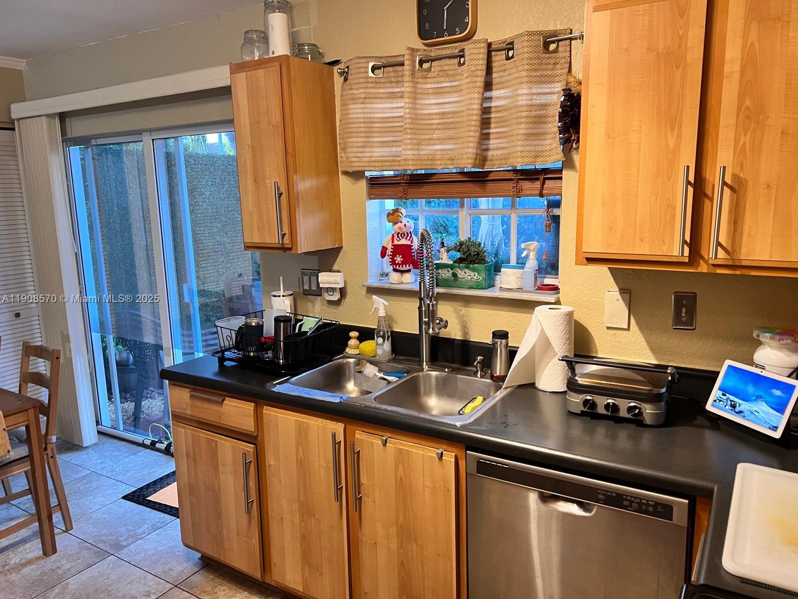 2098 NE 167th St # 118 Unit: 2-118