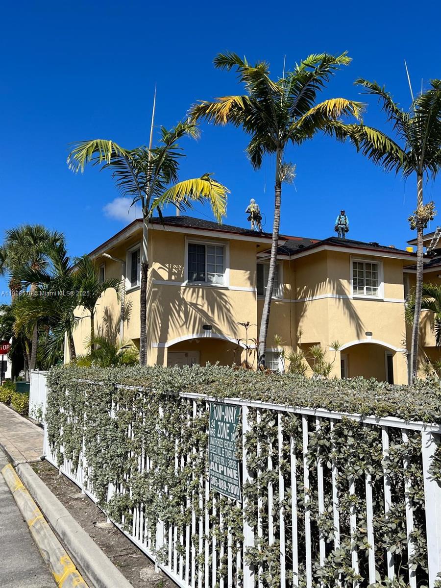 2098 NE 167th St # 118 Unit: 2-118