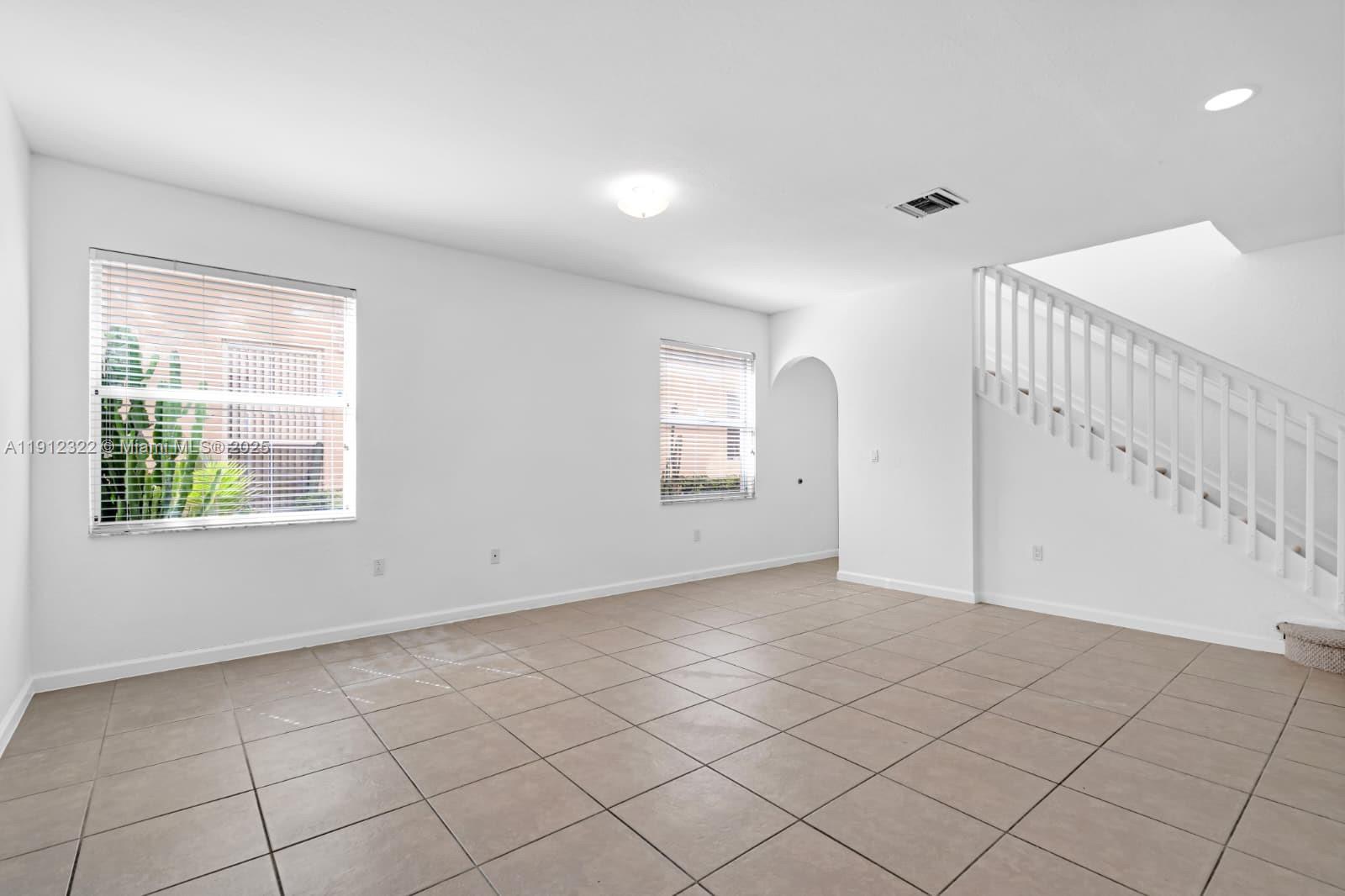 1095 NE 39th Ave # 1095