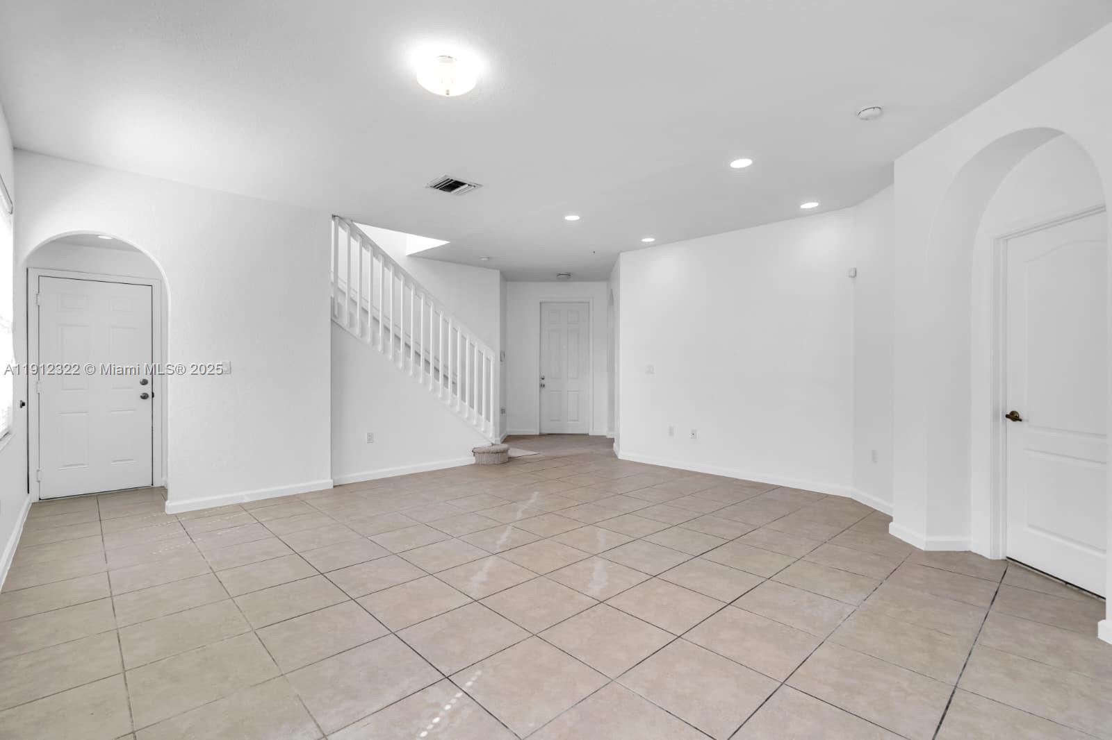 1095 NE 39th Ave # 1095