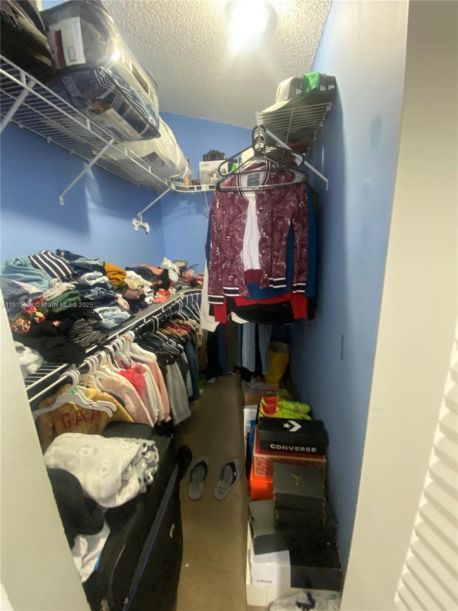 6245 Kendale Lakes Cir # 209