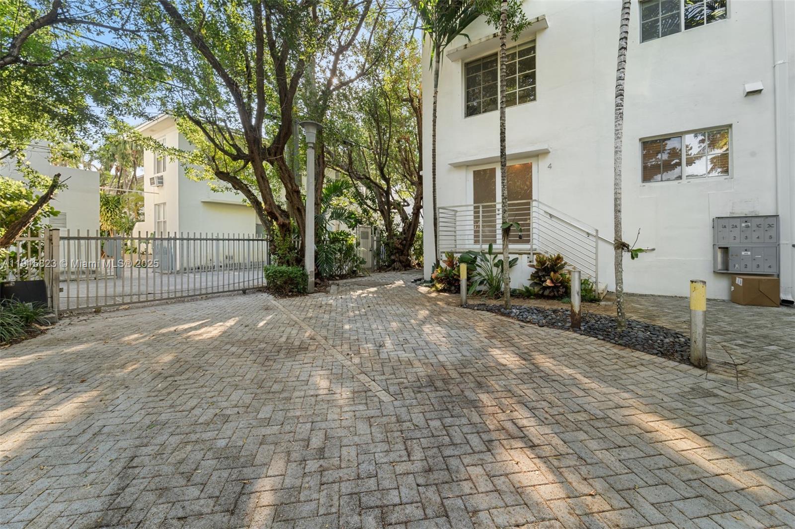 1025 Michigan Av # 1C