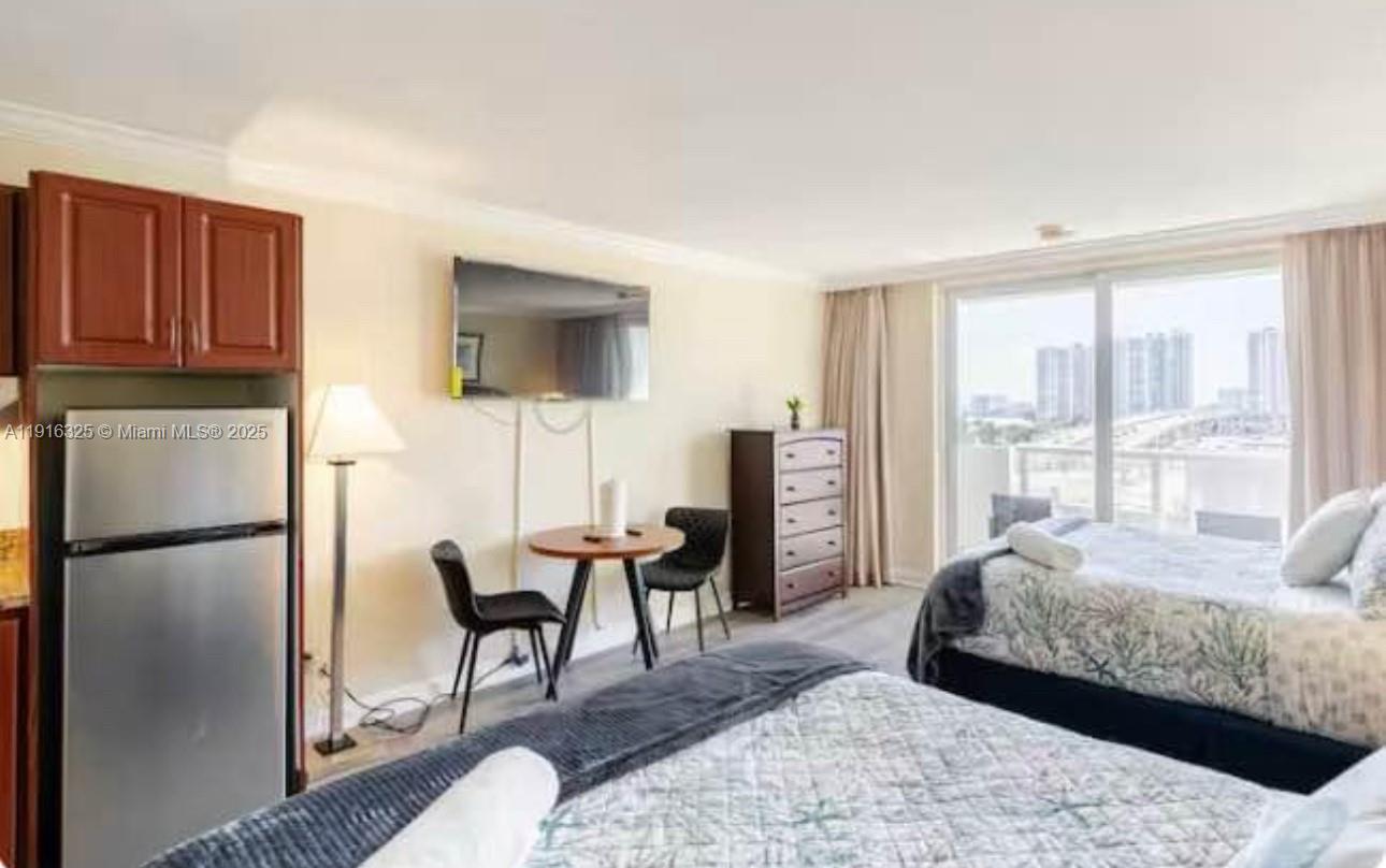 19201 Collins Ave # 733