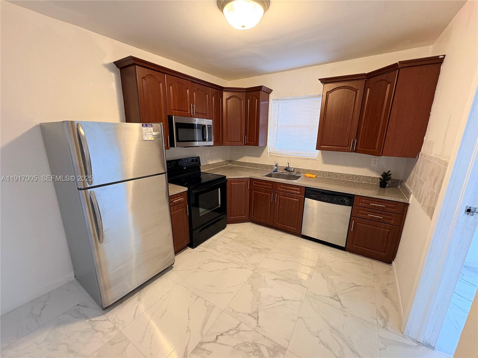 1560 NW 25th Ave # 3