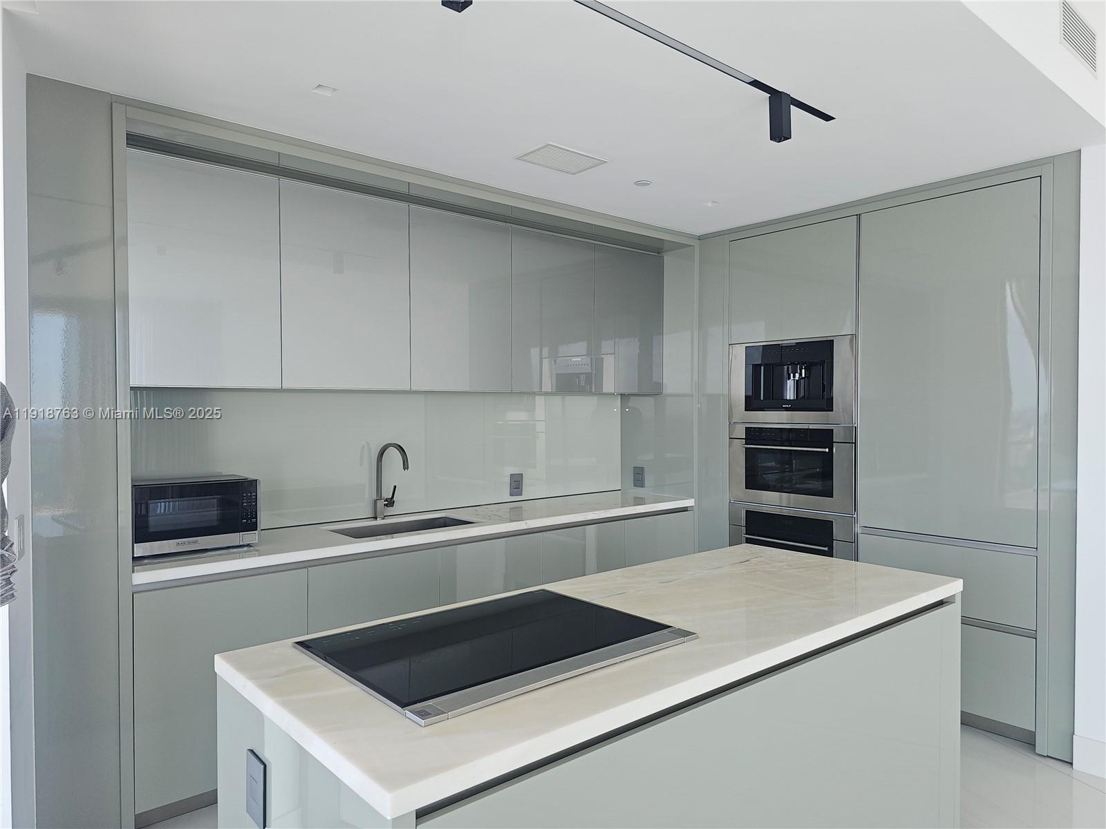 18975 Collins Ave # 4605