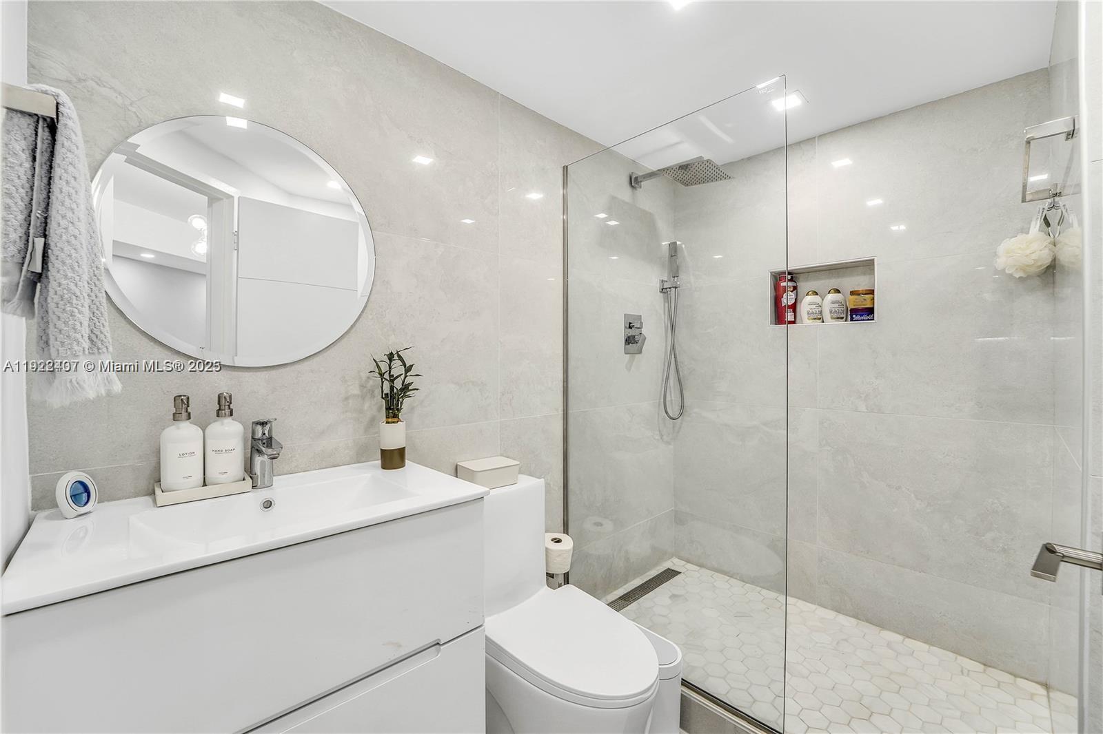 999 Brickell Bay Dr # 711