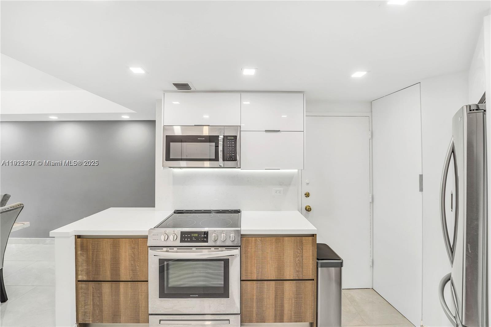 999 Brickell Bay Dr # 711