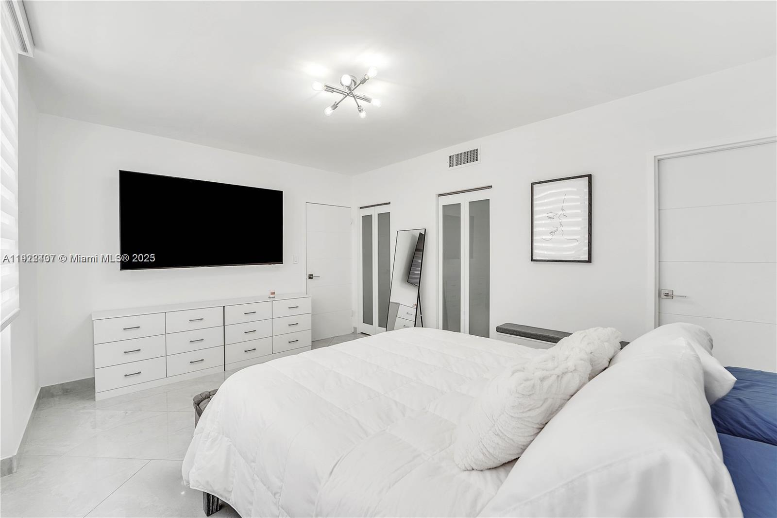 999 Brickell Bay Dr # 711