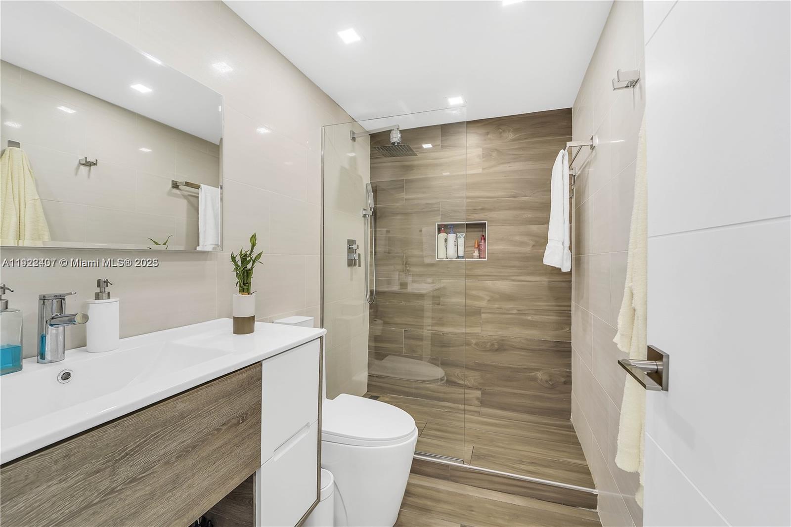 999 Brickell Bay Dr # 711