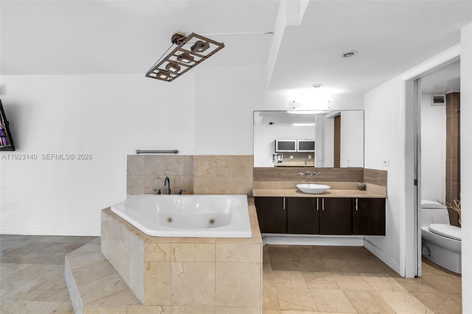 2301 Collins Ave # 621