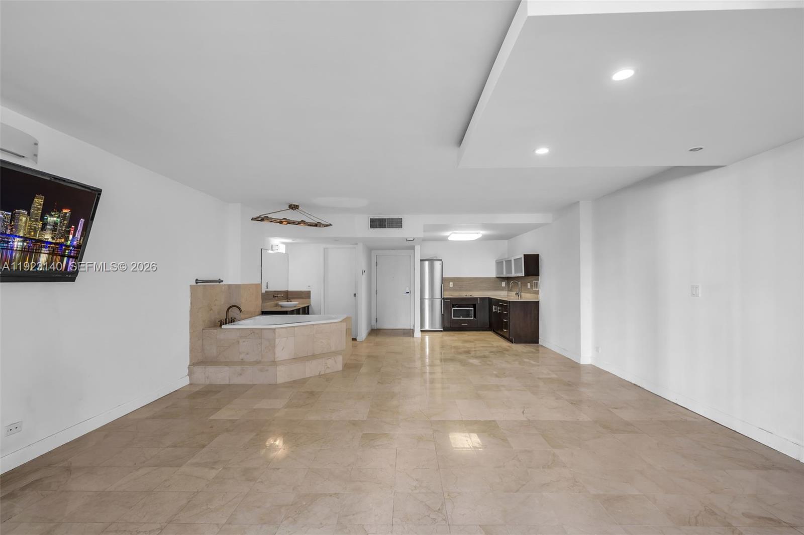 2301 Collins Ave # 621