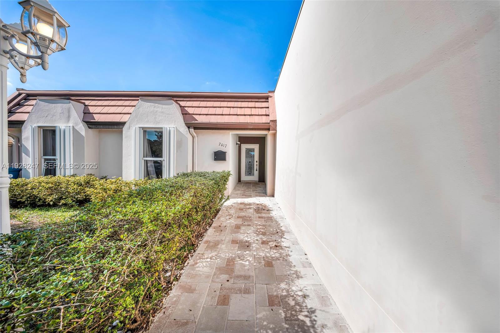 7417 Twin Sabal Dr