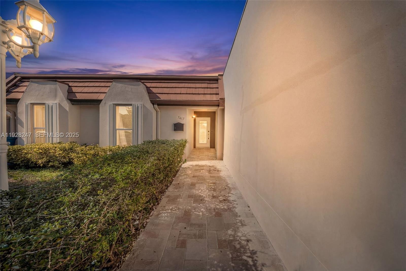 7417 Twin Sabal Dr