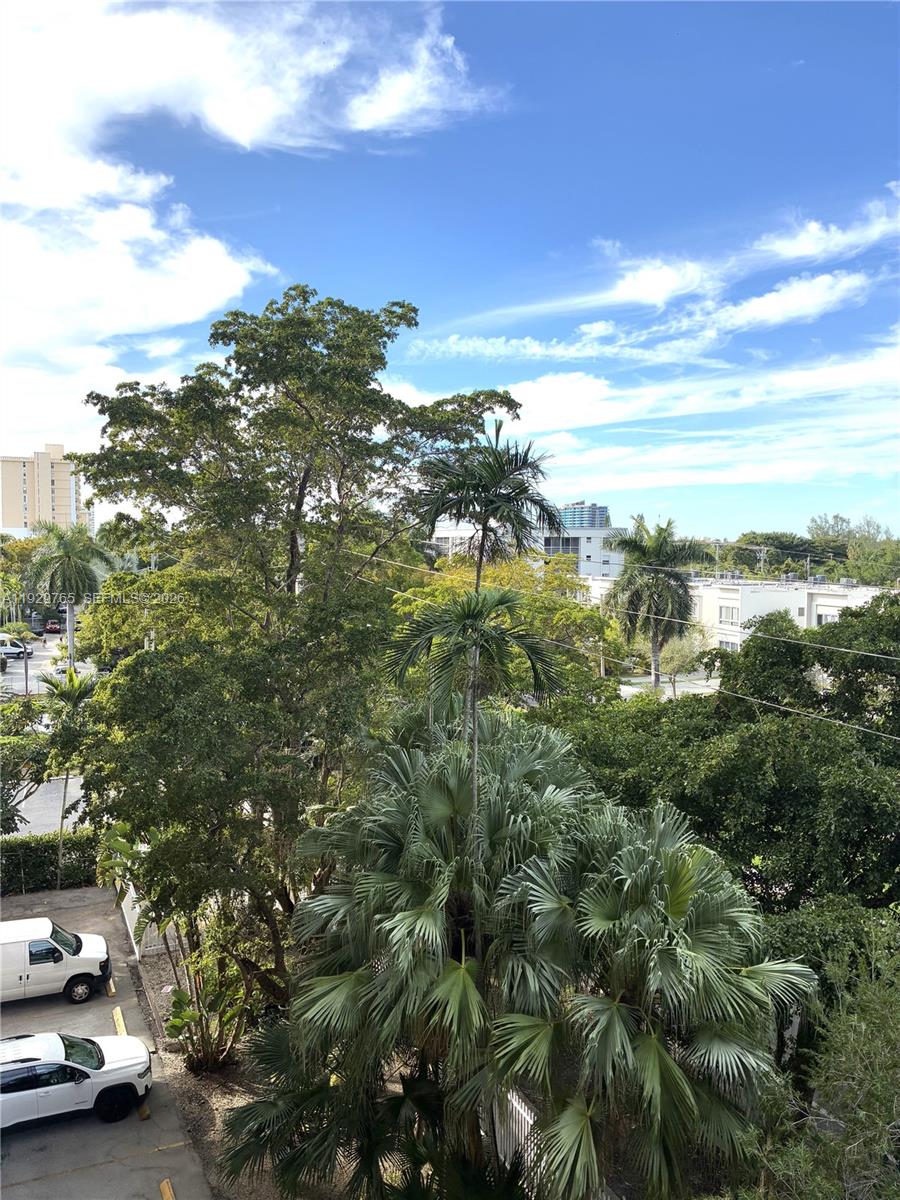 2450 NE 135th St # 410