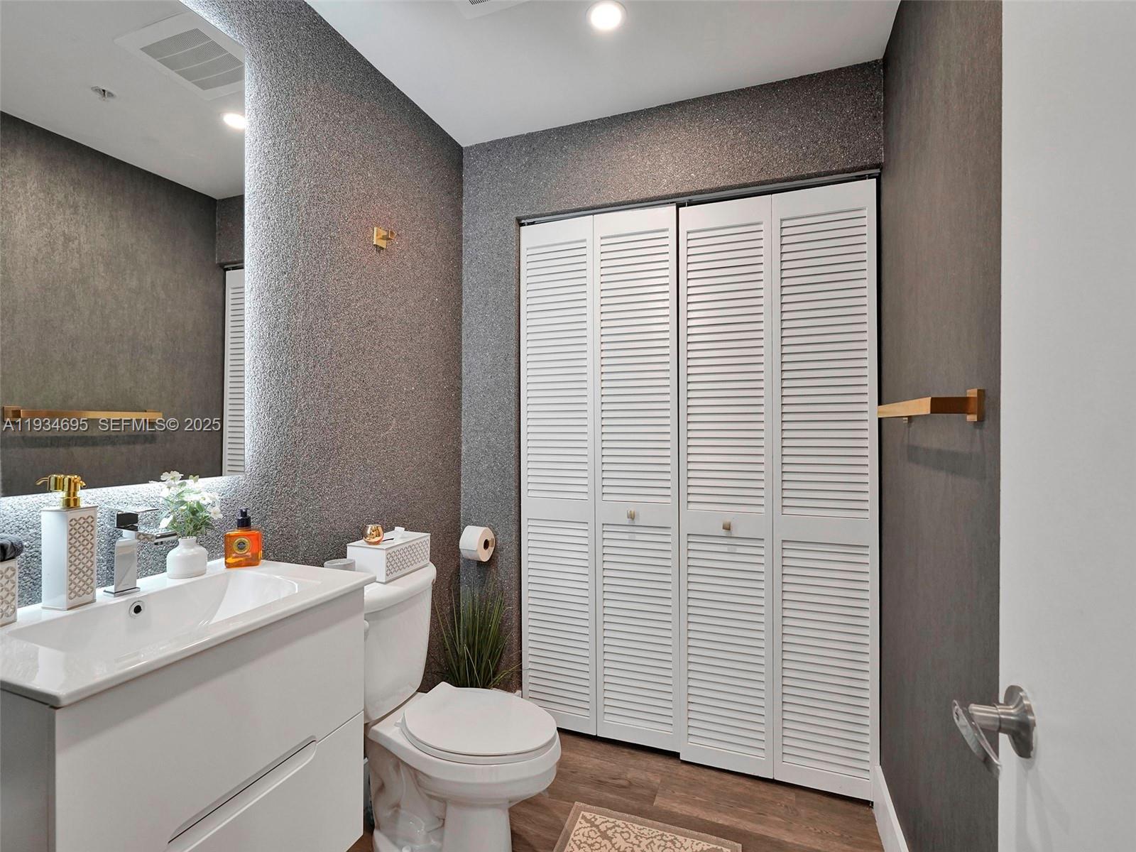 601 NE 36th St # 1801