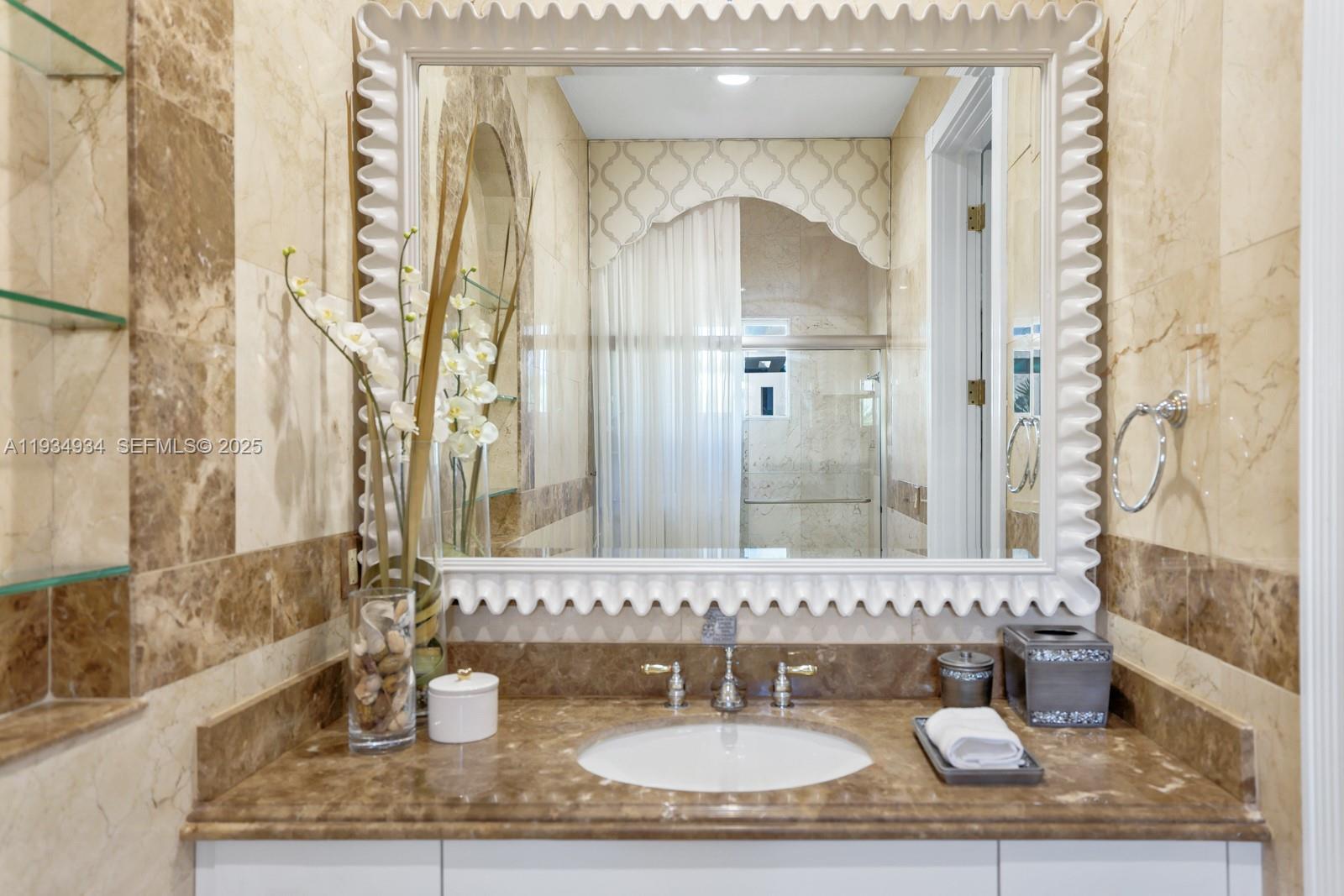 176 S Hibiscus Drive